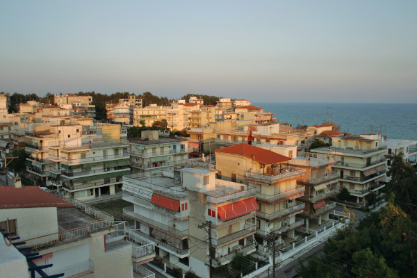 A panoramic picture showing numerous blocks of flats that correspond to a neighborhood of Nea Kallikrateia.