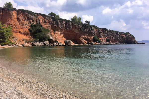 A photo of the Kokkinokastro beach of Alonnisos showing the red cliffs of the area.