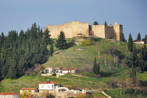 A picture showing the Castle of Fanari on the top of the hill with some houses of the settlement close to it.