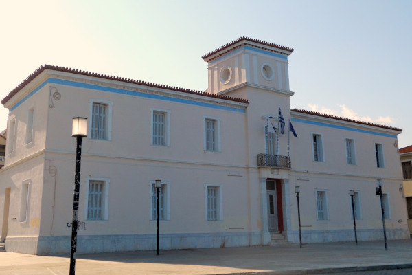 A picture showing the white Town Hall of Gytheio - a rectangular building with a cubic top floor.