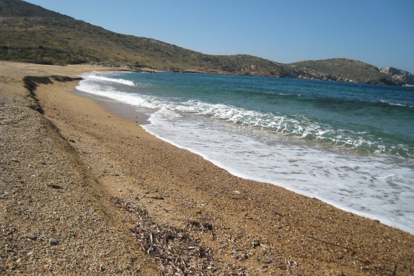 An image showing the thick sand on Psathi Beach on Ios island.