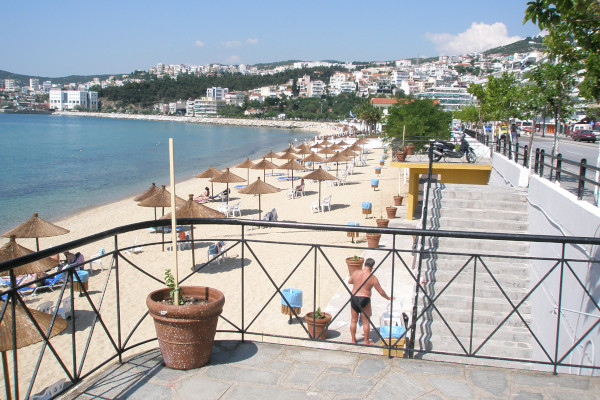 A picture of Rapsani beach in Kavala town showing a series of umbrellas and sunbeds.