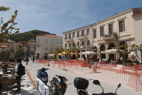 Some tables at the central square of Kymi and the surrounding cafeterias and restaurants.