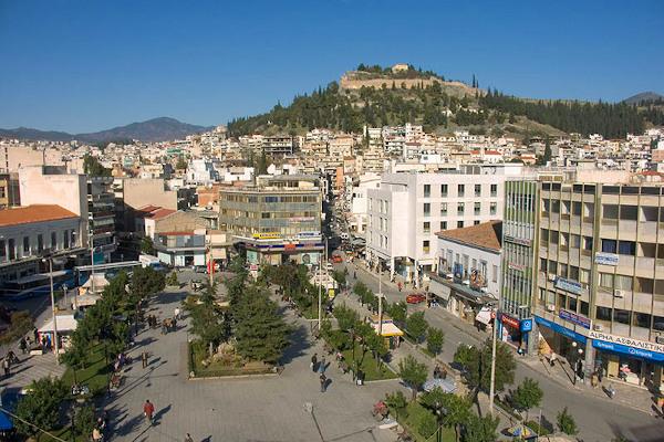 An overview of the Parkou Square in Lamia with the acropolis and the castle of the city in the background.