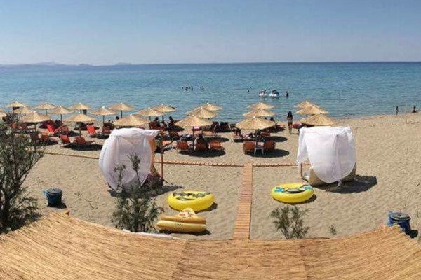 A picture showing a beach bar on the beach of Zematas on Lemnos island.