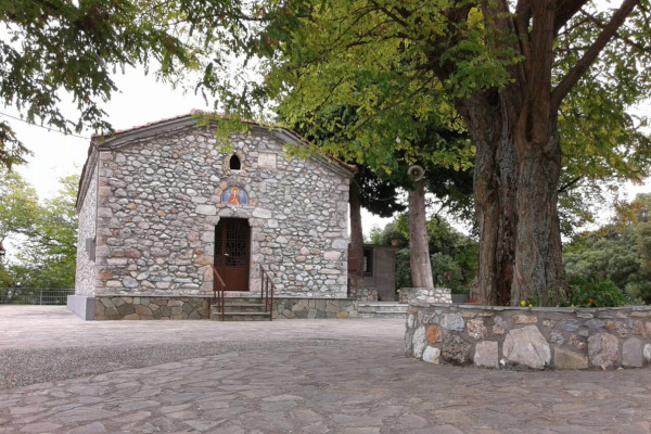 A picture showing the yard and the front side of Agia Marina Chapel of Litochoro town.
