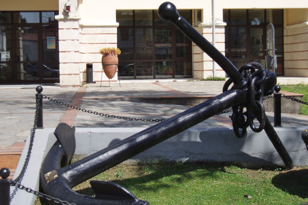 A big anchor in the front yard of the Maritime Museum of Litochoro.