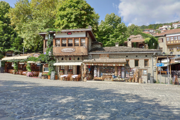 A photo showing a part of the central square of Metsovo as well as restaurants and shops.