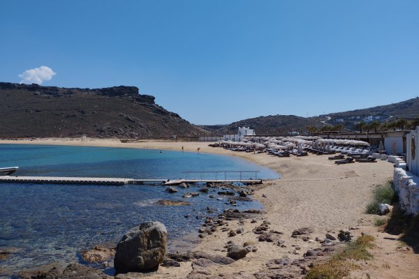 The Panormos beach with the bar / restaurant in the middle.