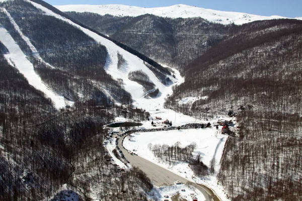 An overview of the slopes and the facilities of the ski resort 3-5 Pigadia.