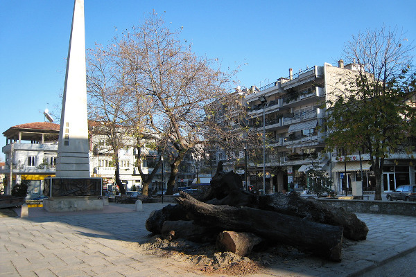 The Karatasou Square of Naousa and the obelisk situated on a central spot.