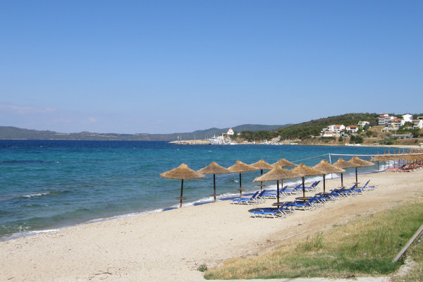 A photo of sunbeds and umbrellas at the Nea Roda beach of Aristotelis Halkidiki.