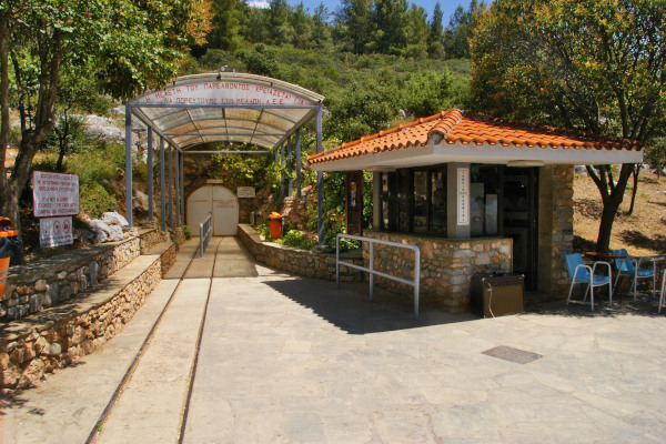 The main entrance and the kiosk that sells tickets at the Petralona cave of Halkidiki.