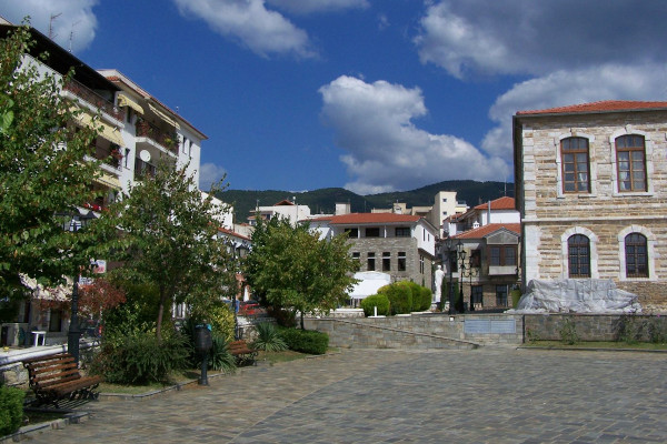 A picture of the main square of Polygyros where a part of the town hall is also visible.