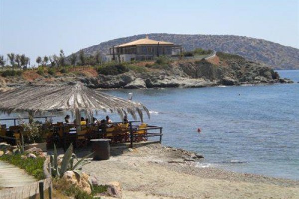Facilities of the Mavro Lithari Beach Bar by the sea of Anavyssos.
