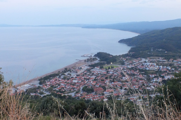 A picture of the settlement of Stratoni that includes Stratoni Beach.