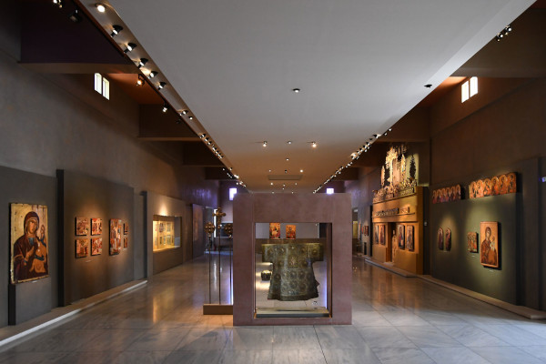 A room of the Byzantine Culture Museum of Thessaloniki with artifacts in displays and icons hanging on the walls.