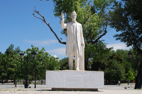 The white marble statue of Eleftherios Venizelos with his right hand lifted as if he is addressing a crowd.